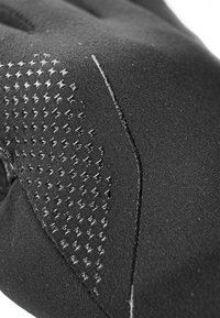 Schwarze synthetische Handschuhe mit strukturierten Griffmustern und glatten Abschnitten, sichtbaren Nähten und einem eleganten Design.