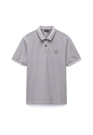 Světle šedé polo tričko, krátké rukávy, tříknoflíkový límeček, měkká textilie, obsahuje vyšívané logo a vzor vlajky na hrudi.