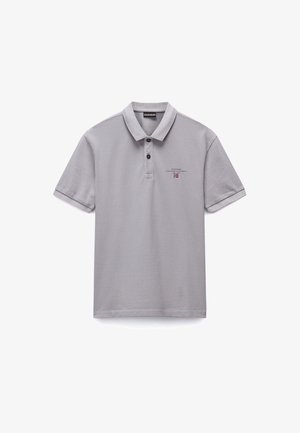 Polo shirt grigio chiaro, maniche corte, con patta a tre bottoni, texture morbida, presenta un logo ricamato e un design a bandiera sul petto.