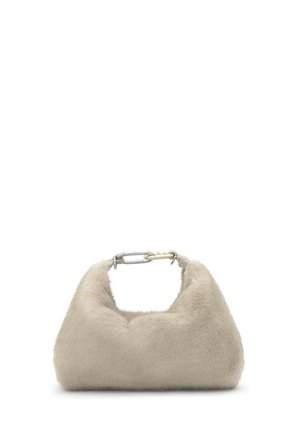 Miękka beżowa futrzana torebka o zaokrąglonym kształcie z krótkim paskiem wyposażonym w dwa metalowe karabińczyki.