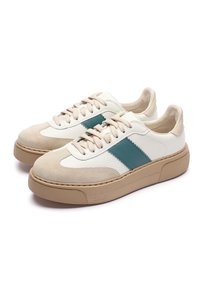 Casualowe trampki z cholewką z kremowej skóry i zamszu, z turkusowym paskiem oraz beżową gumową podeszwą z teksturowanym spodem.