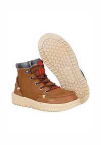 Botas de cuero marrón hasta el tobillo con una suela texturizada de color blanco roto, acentos de cordones rojos y un puño a rayas gris en la parte superior. Presentan un diseño robusto.