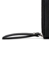 Portefeuille en cuir noir avec une surface texturée et une fine sangle de poignet détachable fixée à une boucle en métal.
