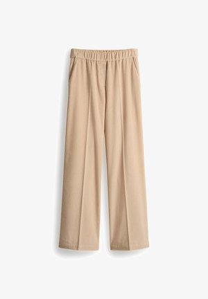 Pantaloni beige a gamba larga con vita elasticizzata, due tasche laterali e un tessuto testurizzato caratterizzato da righe verticali su tutta la superficie.