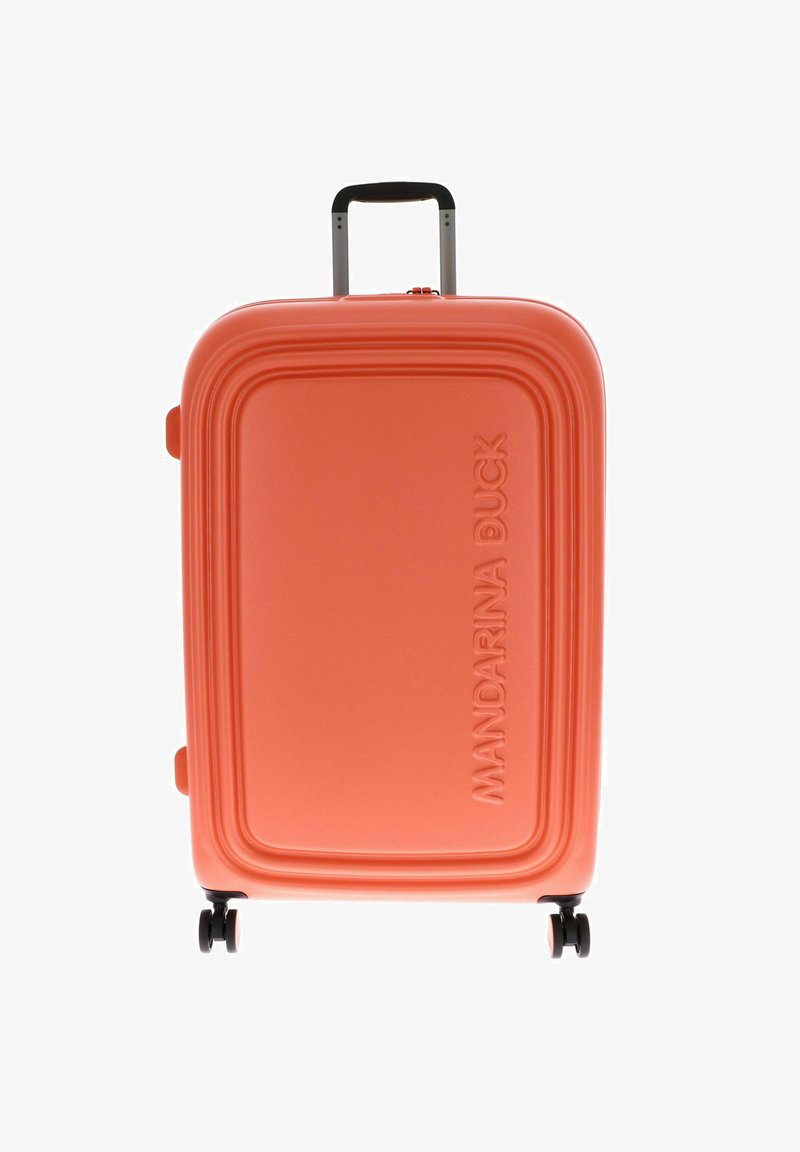 Valigia rigida di color corallo, con logo in rilievo, superficie texturizzata, manico estraibile e due ruote nere per la mobilità.
