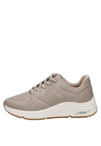 Zapatilla gris claro con un material texturizado, diseño de cordones y una media suela blanca. Presenta el logo "Arch Fit" en el lateral y una suela exterior de goma.
