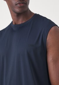 ICANIWILL STRIDE SLEEVELESS MEN - Felső - navy