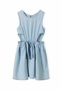 Robe sans manches bleu clair en tissu doux, dotée d'une taille cintrée avec un lien et des découpes sur les côtés pour une jupe fluide.