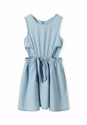 Robe sans manches bleu clair en tissu doux, dotée d'une taille cintrée avec un lien et des découpes sur les côtés pour une jupe fluide.