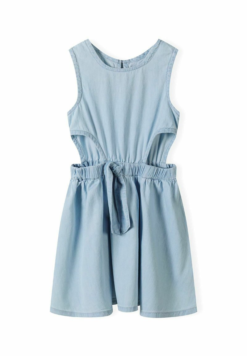 Robe sans manches bleu clair en tissu doux, dotée d'une taille cintrée avec un lien et des découpes sur les côtés pour une jupe fluide.