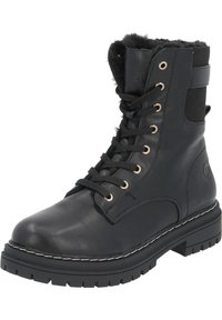 Bota negra de cuero con cordones, con ojales en tono dorado, forro de piel sintética y suela de goma texturizada. Presenta un panel lateral con costuras verticales.