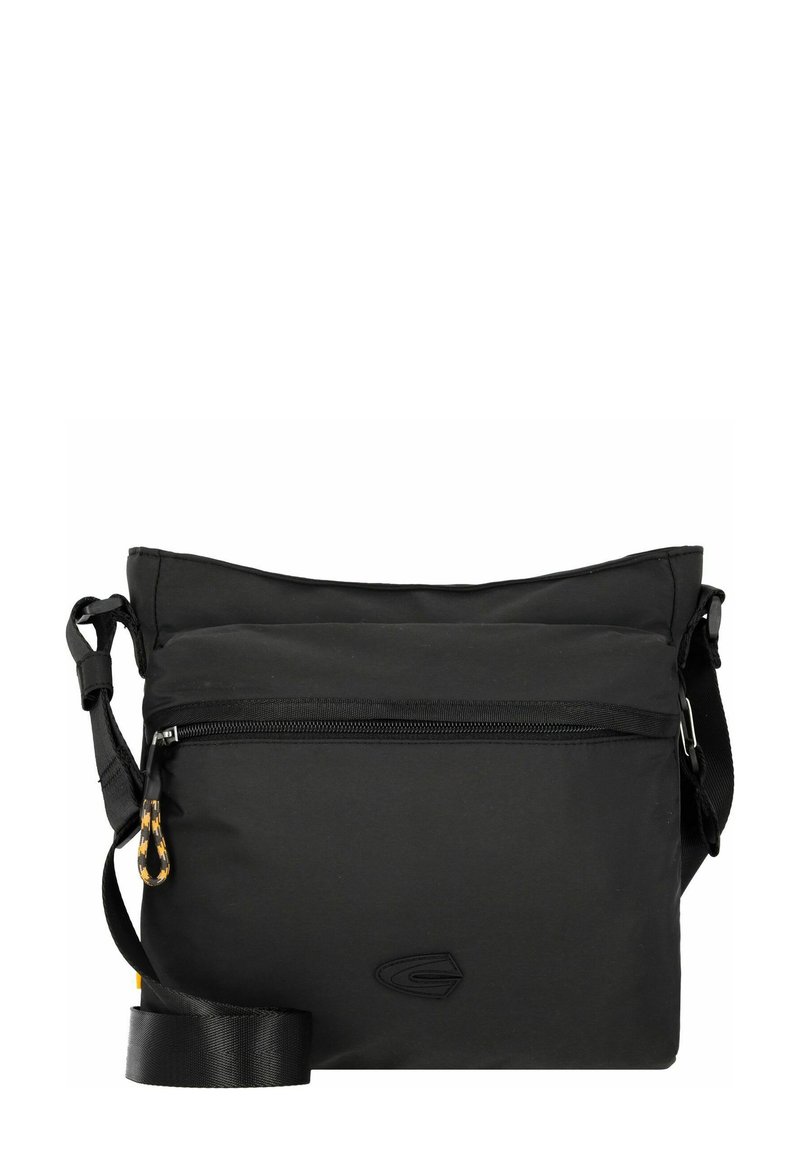 Schwarze Stoff-Crossbody-Tasche mit einer vorderen Reißverschlusstasche, verstellbarem Schulterriemen und Logodetail. Glatte Textur mit einem schlichten, rechteckigen Design.