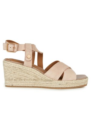 Sandalias de cuña de ante beige con plataforma envuelta en yute, puntera descubierta, tiras cruzadas y correa ajustable en el tobillo con hebilla de metal.