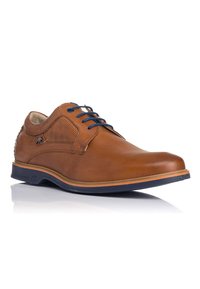 Chaussure en cuir marron avec une texture lisse, lacets bleus, détail perforé sur les côtés et semelle contrastante. Présente un bout arrondi et un design bas.