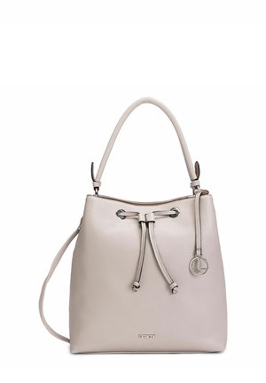 Lichtbeige leren handtas met een bovenhandvat, trekkoordsluiting, schouderriem en een ronde metalen merkbedel aan de zijkant.