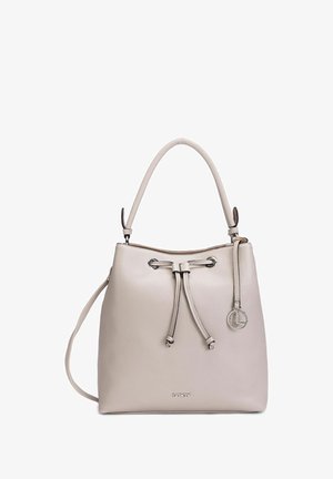 Sac à main en cuir beige clair avec une poignée supérieure, une fermeture à cordon, une bandoulière et un pendentif rond en métal de la marque sur le côté.