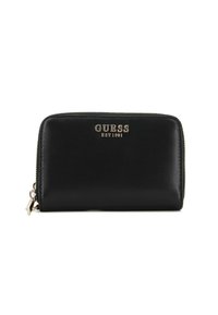 Portafoglio in pelle nera con hardware argentato, caratterizzato dal logo "GUESS EST 1981". Chiusura con zip, texture liscia e forma rettangolare.