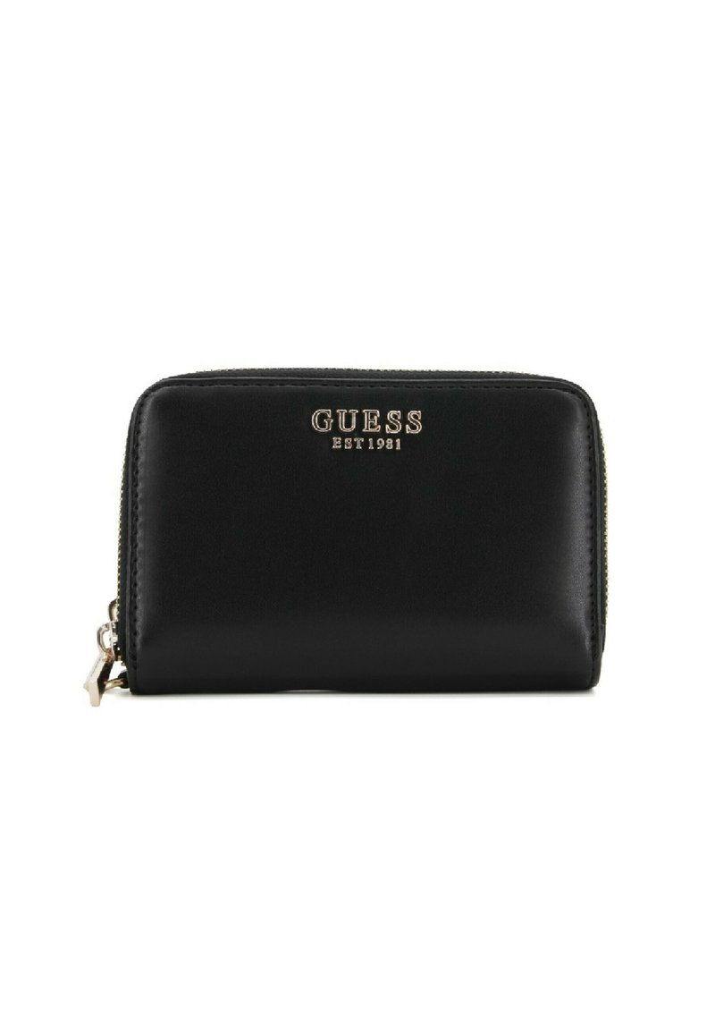 Portafoglio in pelle nera con hardware argentato, caratterizzato dal logo "GUESS EST 1981". Chiusura con zip, texture liscia e forma rettangolare.