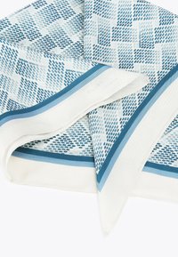 Foulard di seta con un motivo geometrico in tonalità di blu su uno sfondo bianco. Accentato da un bordo blu uniforme e una texture liscia.
