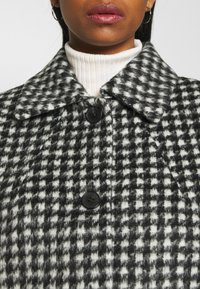 Monki Allvädersjacka - black