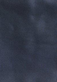 Marineblauer Stoff mit feiner Rippstruktur, der durchgehend vertikale Linien aufweist. Glatte Oberfläche mit leichtem Glanz.