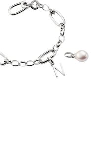 Bracciale in catena d'argento con anelli ovali, una lettera "N" incisa e un ciondolo a forma di perla bianca pendente. Texture liscia con finitura lucida.