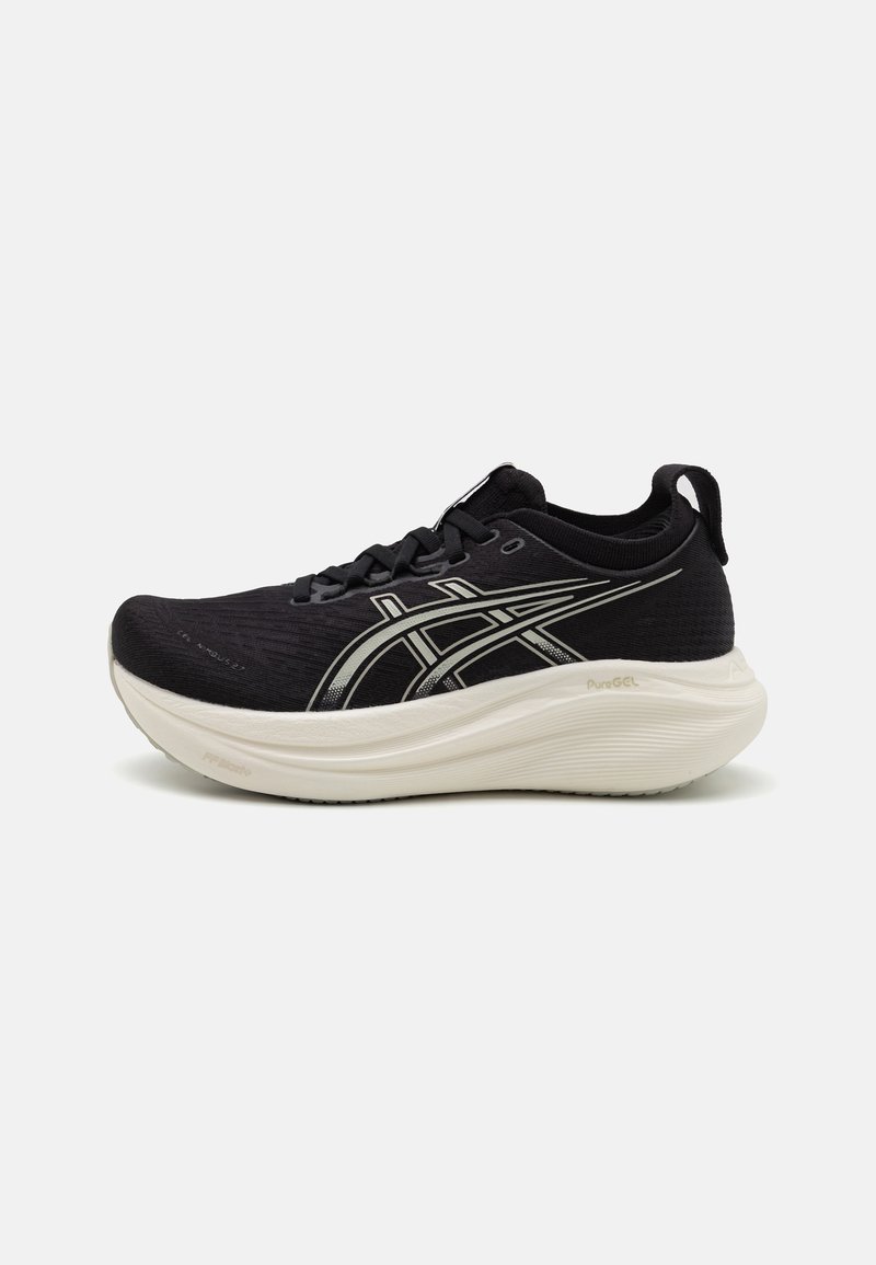 Baskets de sport noires avec un dessus texturé, des accents argentés, une semelle intermédiaire blanche épaisse et un embout rond, avec une languette au talon.