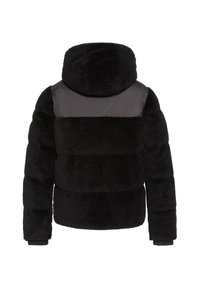 Czarna puchowa kurtka z kapturem wykonana z teksturowanego materiału polarowego. Posiada gładką czarną górną część, ściągacze przy rękawach oraz miękką, gęstą tkaninę.