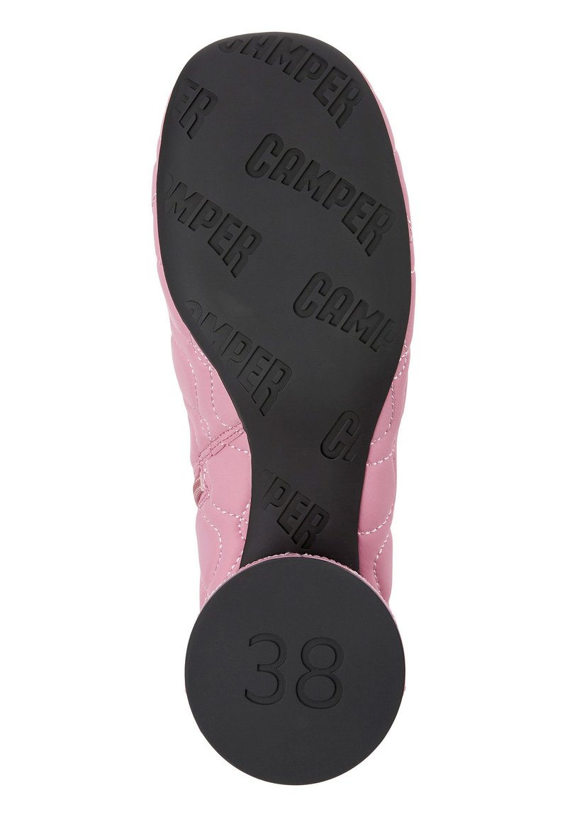 Rosa Schuh mit einem gesteppten Obermaterial und schwarzer Gummisohle, ausgestattet mit dem Markennamen "CAMPER" und der Größe "38", die an der Unterseite eingeprägt sind.
