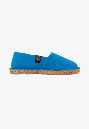 Espadrille en toile bleue avec une semelle en corde de jute et des coutures. Dotée d'un design à bout ouvert et d'une petite étiquette noire sur le côté.