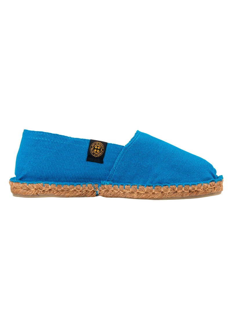 Espadrille en toile bleue avec une semelle en corde de jute et des coutures. Dotée d'un design à bout ouvert et d'une petite étiquette noire sur le côté.