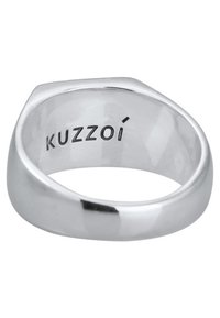 Hõbedane rõngas, millel on sile, poleeritud pind ja nurgeline kuju. Siseäärde on graveeritud nimi "Kuzzoi", rõhutades minimalistlikku disaini.