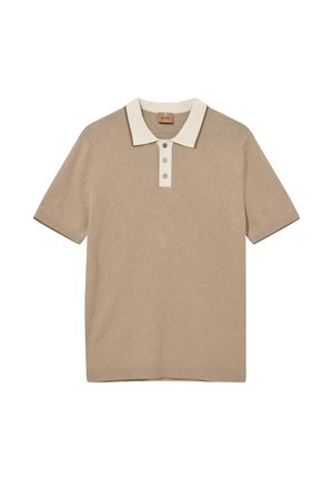 Kortærmet beige strikket poloshirt med hvid krave, tre knapper og ribkanter på ærmer og kant.
