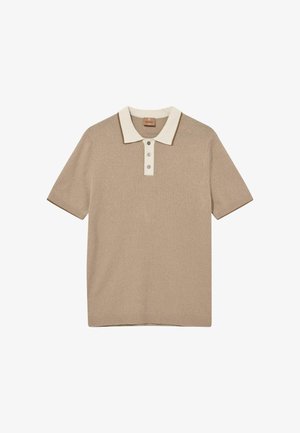 Rövid ujjú bézs kötött pólóing fehér gallérral, három gombbal és bordázott szegélyekkel az ujjain és az alsó részen.