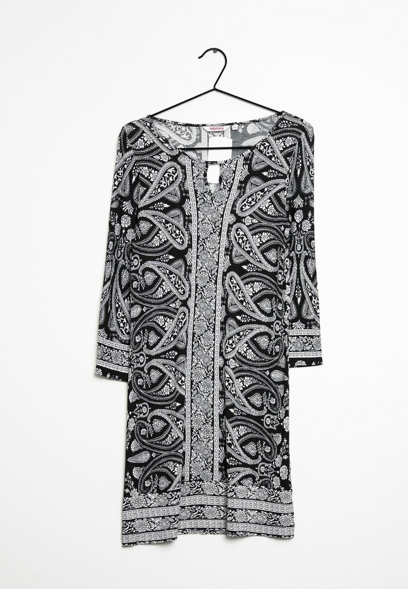 Svartvit mönstrad klänning med v-ringning, med trekvartslånga ärmar och intrikata paisleymönster över tyget.