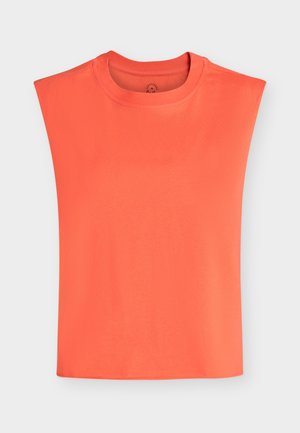 Top sin mangas de color coral naranja con cuello redondo, hombros acolchados, tela lisa y sin patrones ni logos visibles sobre un fondo claro.