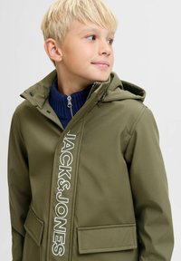 Veste olive avec capuche, fermeture éclair à l'avant et poches. Présente des lettres blanches "JACK & JONES" sur la couture avant. Col doublé en polaire.
