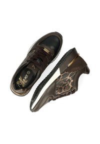 Brązowe sneakersy z czarnymi akcentami, skóra i struktura w zwierzęcy wzór, zaokrąglony czubek, sznurówki oraz wzorzysty obcas. Zawierają detale w złotym kolorze.