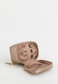 Mała kosmetyczka na zamek w jasnym odcieniu taupe z teksturowaną powierzchnią. Wnętrze wyposażone w trzy elastyczne przegrody oraz gładką podszewkę.