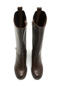 Botas de cuero marrón, hasta la rodilla, con un acabado liso, que presentan un cierre de cremallera, un borde superior curvado y una suela plana.