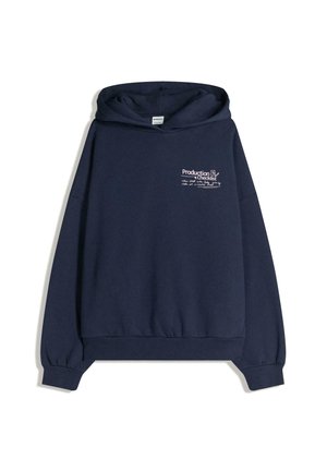 Sudadera con capucha azul marino con texto blanco en el frente que dice "Production Checklist" y pequeñas notas manuscritas, con puños y dobladillo acanalados.