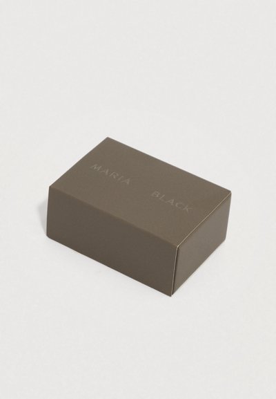 Caixa retangular em castanho mate com texto em relevo "MARIA BLACK" na tampa. Textura suave e design minimalista.