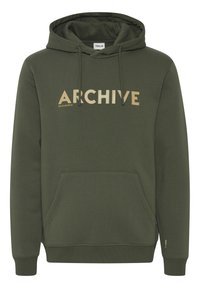 Oliven grøn hættetrøje med en kengurulomme, snore i hætten og guld tekst med påskriften "ARCHIVE." Fremstillet af blødt, struktureret materiale.