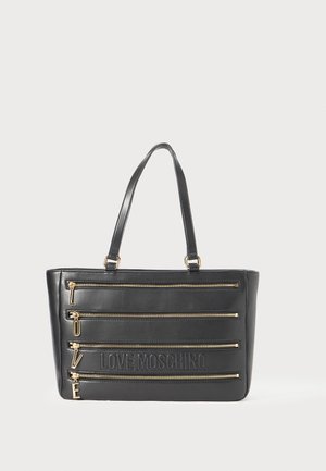 Černá kožená kabelka se čtyřmi horizontálními zlatými zipy a vyraženým nápisem "LOVE MOSCHINO", dvěma ramenními popruhy a přívěsky na zip ve tvaru písmen tvořících slovo LOVE.