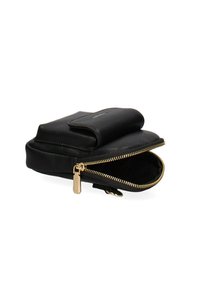 Borsa in pelle nera con texture, chiusura con zip, zip dorata e tasca frontale con patta. Design compatto e rettangolare, adatta per gli essenziali.