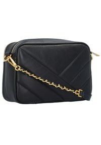 Borsa a tracolla in pelle nera con design trapuntato, tracolla in catena dorata e chiusura a zip. Accentuata da accessori in oro. Forma rettangolare compatta.
