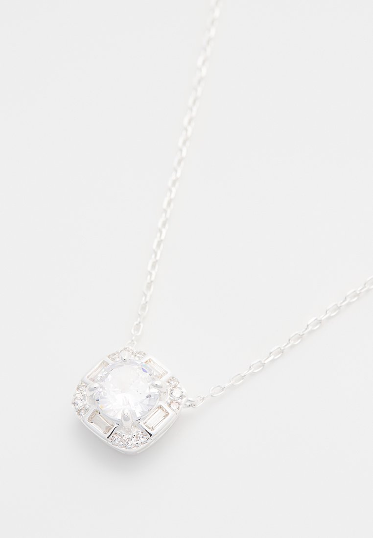 Collier en argent avec un pendentif carré doté d'un grand faux diamant rond au centre, accentué par des pierres plus petites et des détails géométriques.