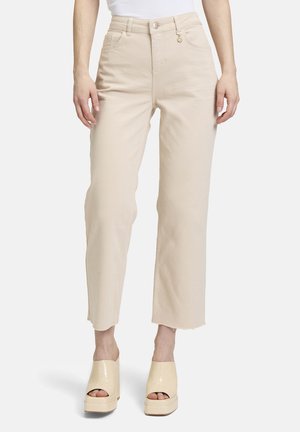 Pantalons beiges raccourcis avec taille haute et ourlet effiloché. Comprend des poches avant, une fermeture à bouton et un accent en métal doré.