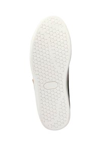 Semelle de chaussure avec une surface en caoutchouc texturé blanc présentant un motif hexagonal et un logo ovale central. Bords courbés, finition soignée.