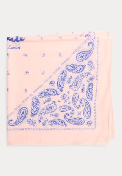 Svijetloružičasti bandana s plavim paisley uzorcima i malim ukrasnim detaljima, presavijen tako da pokazuje dio kuta s gustim paisley dizajnom.